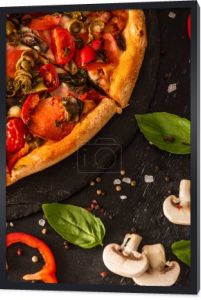 zbliżenie widok pyszne włoskie pizza z warzywami i salami na czarnym tle