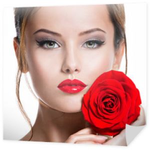 Zbliżenie twarzy pięknej kobiety z czerwoną różą jasny makijaż