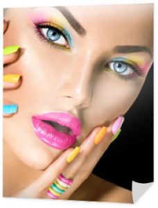 Piękna twarz dziewczyny z żywym makijażem i kolorowym lakierem do paznokci