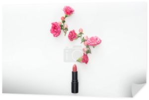 Widok z góry skład z pąki róż, jagody i szminka na białym tle