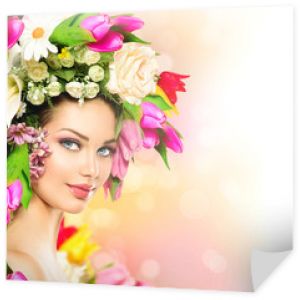 Kobieta wiosna. Piękna modelka dziewczyna z fryzurą w kolorowe kwiaty