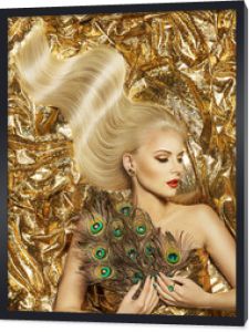 Fala włosów, modelka złota fryzura, piękna kobieta długie blond włosy na tkaninie w kolorze złotym
