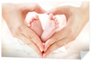 stopy dziecka w rękach matki - kształt paleniska