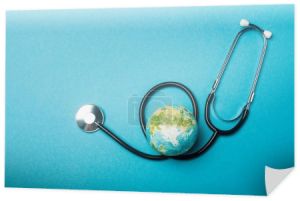 Widok z góry globu i stetoskopu na niebieskim tle, koncepcja Światowego Dnia Zdrowia