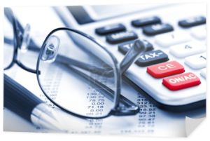 Obliczanie liczb dla deklaracji podatku dochodowego z okularami i kalkulatorem
