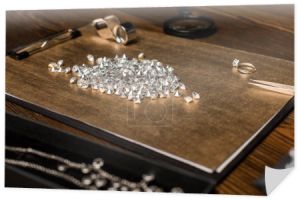 Selektywne skupienie kamieni szlachetnych, szkła powiększające i biżuterii na pokładzie na drewnianym stole