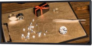Panoramiczny strzał z kamieni szlachetnych, biżuterii i pudełka na pokładzie na drewnianym stole 