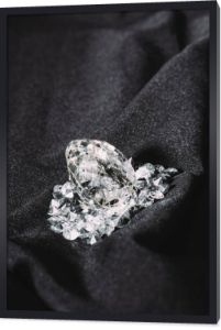 kupie błyszczące czyste diamenty na czarnym teksturowanej tkanina 