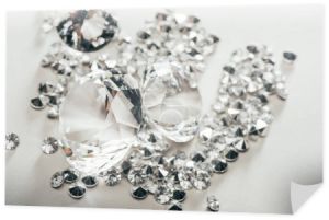 Selektywny fokus przezroczyste czystych diamentów duży wśród małych na białym tle