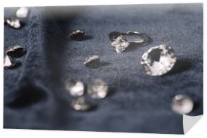 Selektywny fokus pierścionek zaręczynowy w pobliżu błyszczące diamenty na niebieski tkaniny