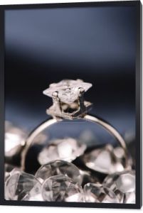 Selektywny fokus pierścionek zaręczynowy z błyszczący diament 
