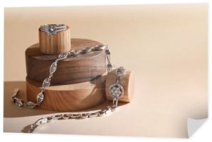 Stylowa prezentacja eleganckich bransoletek i obrączki na drewnianych podiach, przestrzeń na tekst. Luksusowa biżuteria