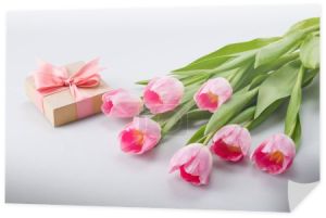 różowe tulipany i prezent