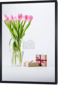 różowe tulipany i prezenty