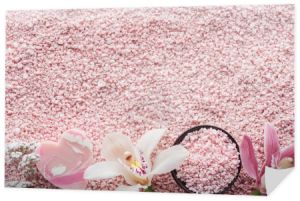 Widok z góry piękne kwiaty orchidei, ręcznie robione mydło i sól morska różowy, koncepcja spa