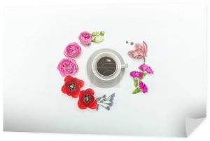 Piękne kwiaty i filiżankę kawy