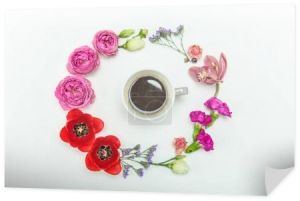 Piękne kwiaty i filiżankę kawy