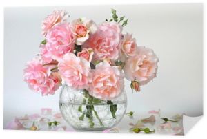 Bukiet róż w wazonie. Romantyczny kwiatowy martwa natura z różami ogrodowymi.
