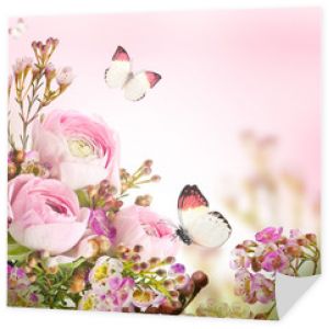 Delikatny bukiet z różowych róż i motyla