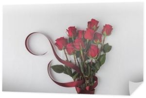 Widok z góry pięknych czerwonych róż z wstążki na białe, st Walentynki koncepcja