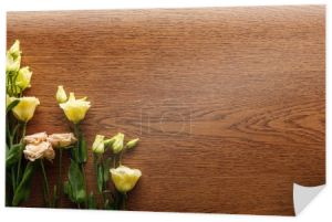 widok z góry kwitnące kwiaty eustoma na drewnianym tle