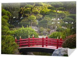 Czerwony most w ogrodzie japońskim