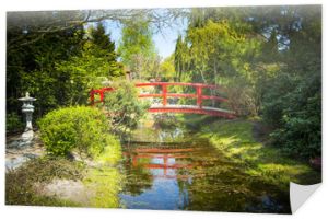 Drewniany most w ogrodzie japońskim
