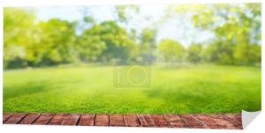 zielona trawa rozmazane tło z promieni słonecznych w parku łąka i drewniana podłoga