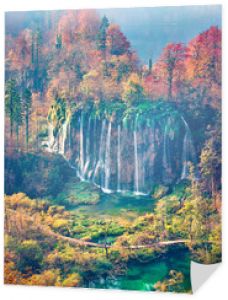 Epicki poranny widok wodospadu czystej wody w Parku Narodowym Plitvice. Aerial jesień scena Chorwacja, Europa. Opuszczone miejsca z serii Jeziora Plitwickie. Piękno natury koncepcja tło.