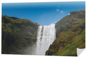 piękny widok na wodospad Skogafoss przeciw jasne niebo niebieski w Islandii