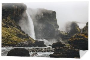 piękny krajobraz islandzki wodospad Haifoss w mglisty dzień
