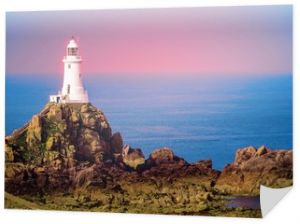 Biała latarnia morska na wyspie Jersey. Obraz jest stonowany