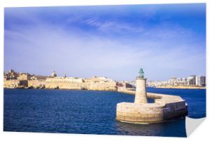 Valletta, Malta - stary most latarni morskiej i falochronu o poranku z błękitnym niebem