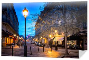 Paryż piękna ulica wieczorem z latarniami