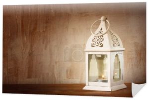 Biała latarnia nad drewnianym stole. efekt Vintage