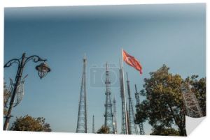 turecka flaga i kute latarnie w pobliżu wież telewizyjnych