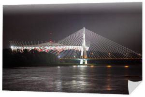 Nocny widok na most i stadion w Warszawie