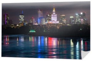 Nocna panorama nabrzeża Warszawy i panoramę Śródmieścia