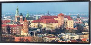 Panoramę Krakowa z widokiem z lotu ptaka na zabytkowy Zamek Królewski na Wawelu a
