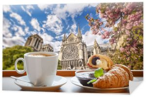 Katedra Notre Dame z kawą i rogalikami w Paryżu, Francja