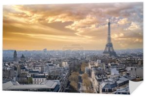 Paryż, piękne fasady i dachy Haussmanna w luksusowej części stolicy, widok z łuku triumfalnego, z Wieżą Eiffla