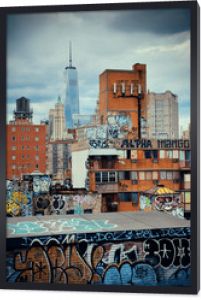 Graffiti i budynki miejskie w centrum Manhattanu.
