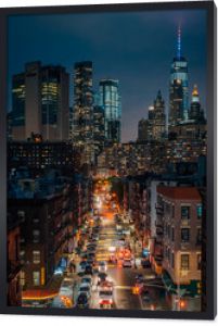 Widok na Lower East Side i dzielnicę finansową w nocy z mostu Manhattan Bridge w Nowym Jorku York