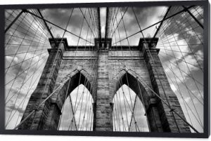 Malowniczy widok detali architektonicznych mostu Brooklyn Bridge w Nowym Jorku w dramatycznej czarno-białej monochromii pod nastrojowym, zachmurzonym niebem