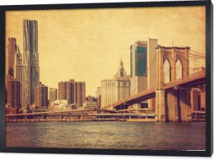 Brooklyn Bridge i Dolny Manhattan w Nowym Jorku, Stany Zjednoczone. Zdjęcie w stylu retro. Dodano teksturę papieru.