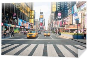 New York City - 28 czerwca: chodzenie na Times Square, ruchliwym skrzyżowaniu turystyczny ogłoszeniach handlowych i słynnej ulicy w Nowym Jorku i nas widział w dniu 28 czerwca 2012 roku w New York, NY.