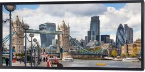 Londyn, Uk - 30 kwietnia 2015: Mostu Tower bridge i City of London finansowy aria na tle. Widok zawiera korniszon i innych budynków