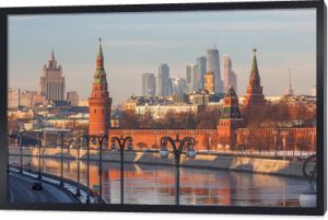 Zimowy poranek w Moskwie. Widok z mostu na rzece Moskwy na rzece i Kremlu, w kierunku wieżowców Ministerstwo Spraw Zagranicznych i drapacze chmur Moskwy