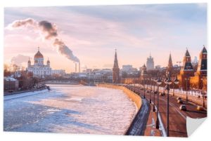 Moskwa, Rosja - 5 lutego 2017: Widok z mostu Moskworeckiego na Kreml i katedrę Chrystusa Zbawiciela. Klasyczny wygląd Moskwy. Zimowe miasto o zachodzie słońca.