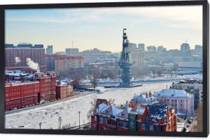 Moskwa, Rosja - 25 stycznia 2018: Widok zima dawnej fabryki czekolady "Czerwony październik" i Pomnik Piotra i z tarasu widokowego katedry Chrystusa Zbawiciela